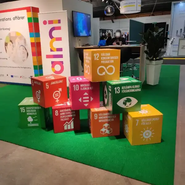Globala Mål-kuber i mässmonter hos Almi