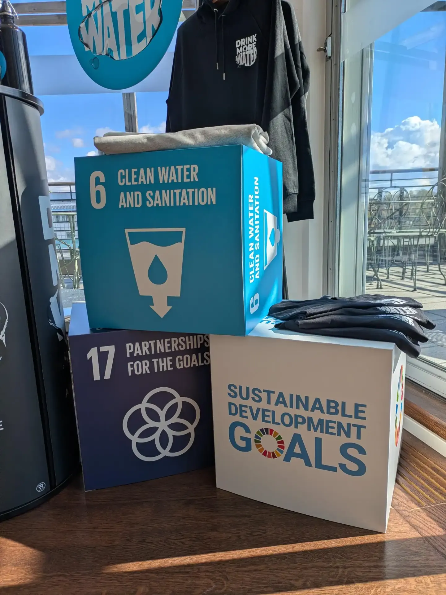 Clean Water-kub som display med kläder