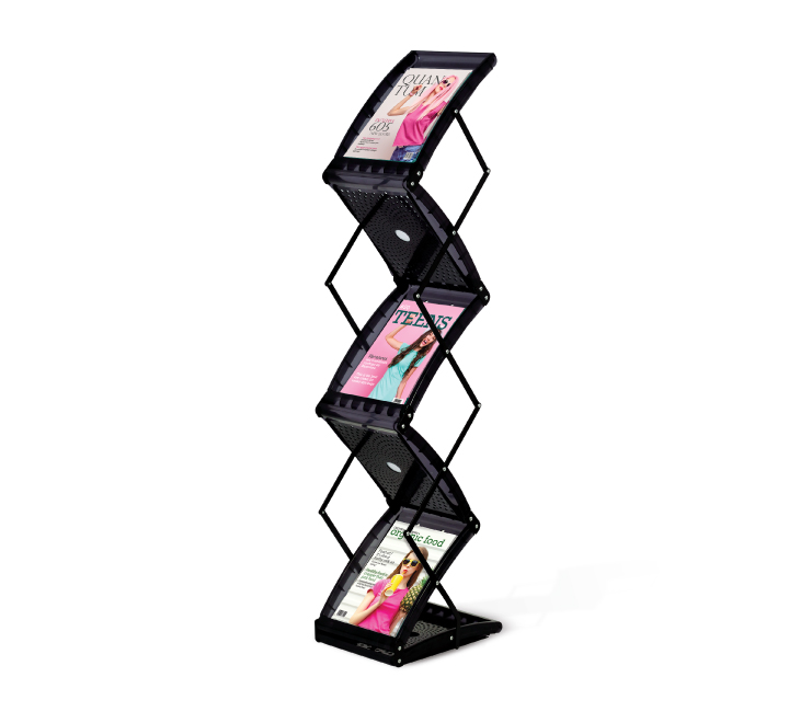 Quantum Open A4 Exponering och tryckprodukter till företag Kvantum - Displayställ Displayställ Den nya litteraturhållaren kombinerar klassisk design med ett elegant nytt utseende. Denna eleganta design är lätt och bärbar och ser bra ut men är också utformad för att klara kraven från vardagsbruk. <strong>Beskrivning:</strong> <img class="emoji" draggable="false" src="https://s.w.org/images/core/emoji/11.2.0/svg/2714.svg" alt="✔" /> Enkel att expandera & fälla ihop <img class="emoji" draggable="false" src="https://s.w.org/images/core/emoji/11.2.0/svg/2714.svg" alt="✔" /> Svart snygg design <img class="emoji" draggable="false" src="https://s.w.org/images/core/emoji/11.2.0/svg/2714.svg" alt="✔" /> Transportväska <img class="emoji" draggable="false" src="https://s.w.org/images/core/emoji/11.2.0/svg/2714.svg" alt="✔" /> 5 st A4 fack för ert material