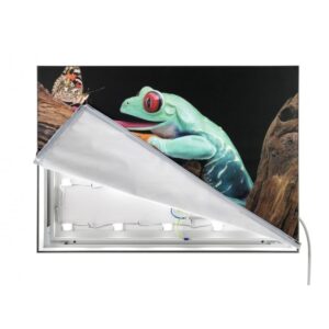 s50T ref4 smart frame Exponering och tryckprodukter till företag S50T LED - Smart Frame Smart Frame Smart Frame är den perfekta lösningen för många områden, allt från butik exponering till själv stående skyltar. Ramen är sträng sprutad, till en profil, av aluminium. Motivet fästes med en platt silikonlist in i ramen. Motivet är utbytbart och enkelt att byta med hjälp av öglan som sys fast i motivet vid produktion. S50T är med LED, transformator & sladd + 1st tryck. Montering för vägg.